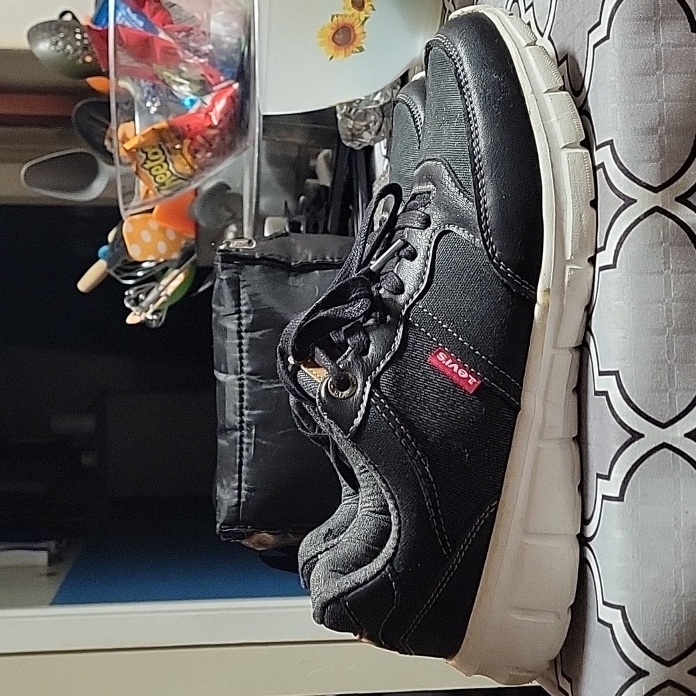 Sneakers (worn)